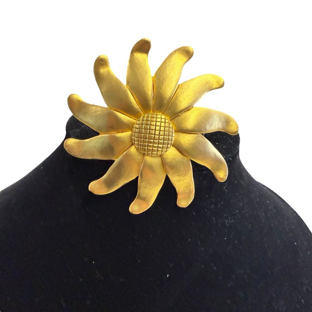 Vintage Gold Tone Large Daisy Brooch Unsigned